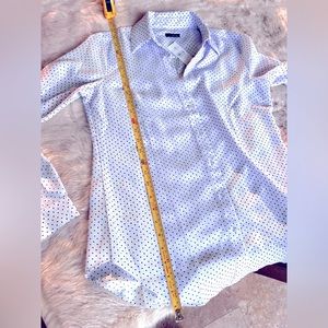 Ann Taylor size small. Lightweight, flowy material. Button down front.